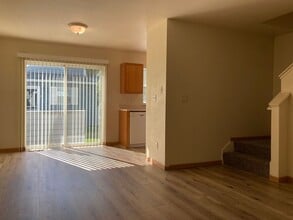 Building Photo - 2460 Daws Dr