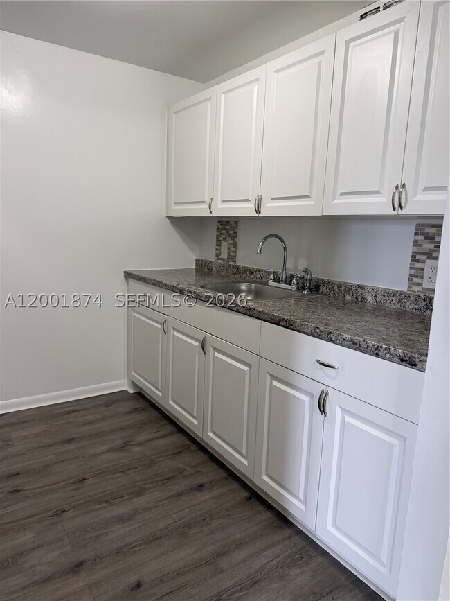 Foto del edificio - 800 SW 131st Ave