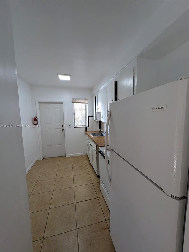 Building Photo - 431 NE 64th St