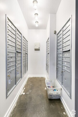 Building Photo - 4871 N Magnolia Ave