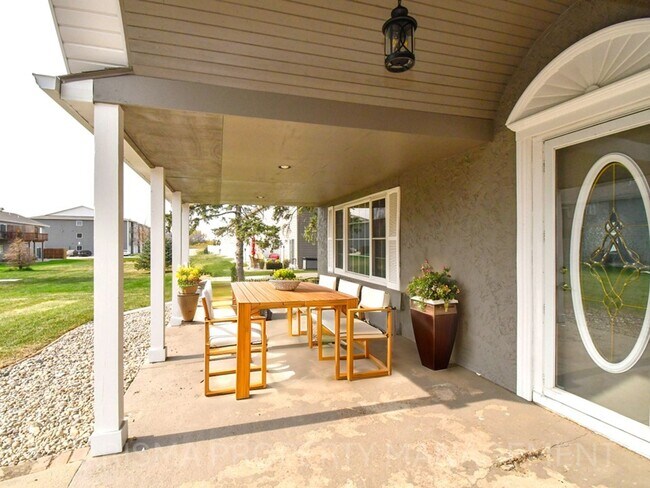 Foto del edificio - RARE FIND! 4 BEDROOM, 2 BATH HOUSE ON 1/2 ACRE LOT; INCLUDES GAS FIREPLACE, WOOD BURNING FIREPLAC...