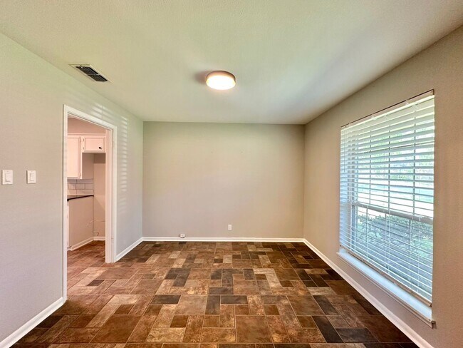 Foto del edificio - Stunningly Remodeled 3-Bed, 2-Bath Corner Lot Home in Established Neighborhood! Tour Today!