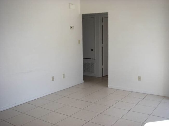 Photo - Orlando- off Dean Rd-2BR/2BA Duplex with f... House