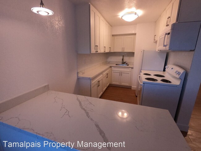 Building Photo - Studio, 1 bath House - 121 Grove Ave, #5