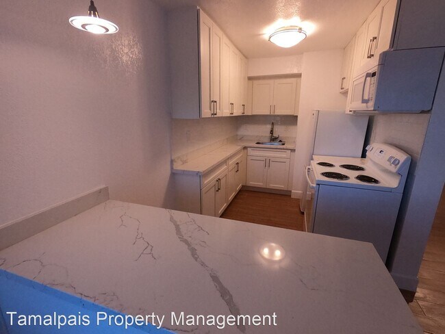 Foto del edificio - Studio, 1 bath House - 121 Grove Ave, #5