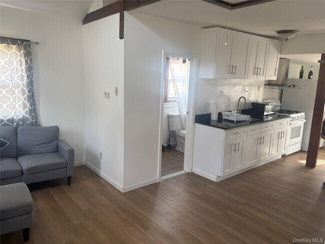 Foto del edificio - 1 Royal Acres Dr