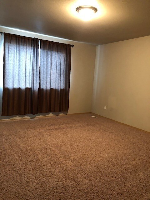 Building Photo - Spacious 4 bedroom, 2.5 bath, in Breckenridge Community