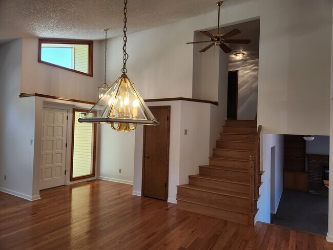 Building Photo - 5142 Broadmoor Bluffs Dr