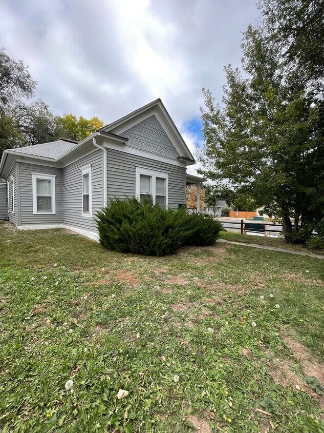 Foto principal - 3 Bedroom rancher in desirable West Side C...