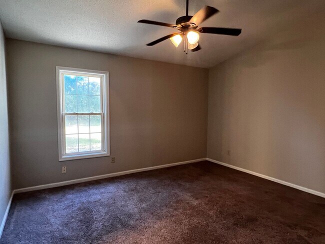 Foto del edificio - Charming 2 bedroom 2 bath home located in Jacksonville. This home is close to the area bases, sho...