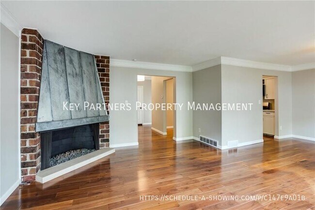 Foto del edificio - 7621 W 102nd St - Immaculate!
