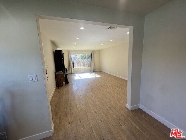 Building Photo - 6615 Densmore Ave