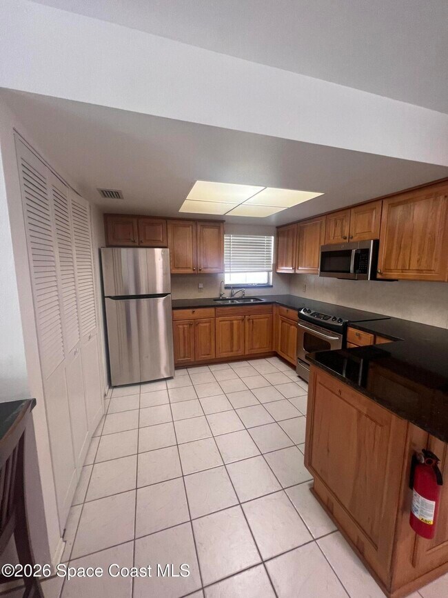 Building Photo - 2407 Lakeview Dr