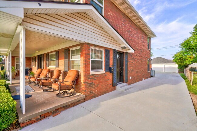 Building Photo - Charming 2 Bed, 2 Bath in Highly Sought-Af...