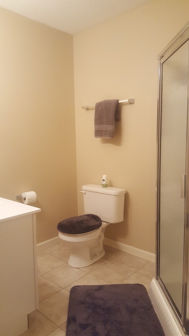 Building Photo - 5 Bed 3.5 Bath Townhome Now Available!