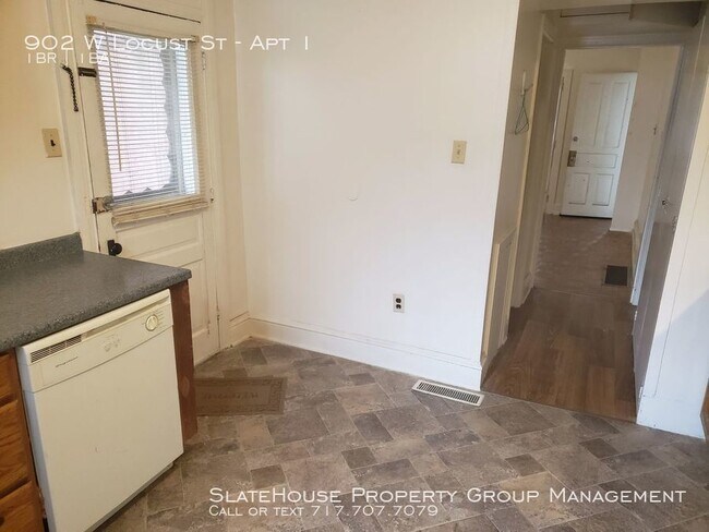 Building Photo - Spacious 1 Bedroom first floor apartment