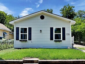 Building Photo - 138 Hess St