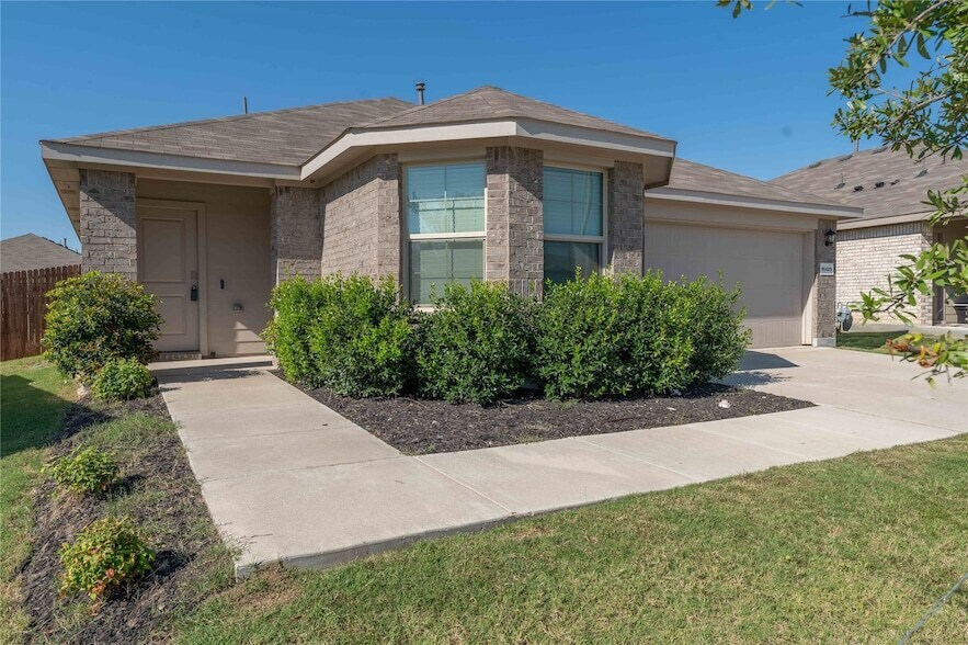 Foto principal - 16409 Portage St