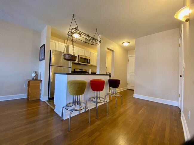 Foto del edificio - One Bedroom - All Utilities Included - Pon...