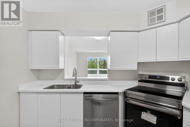 Building Photo - 326-326 Major Mackenzie Dr E