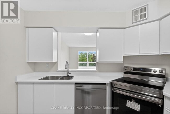 Photo du bâtiment - 326-326 Major Mackenzie Dr E
