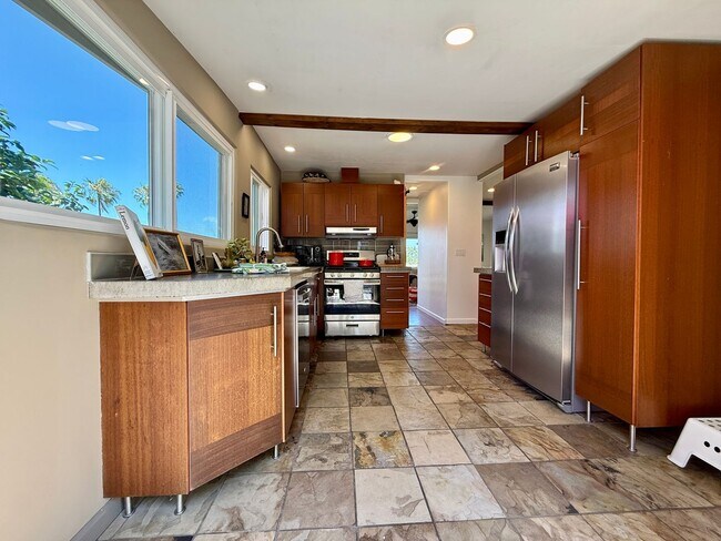 Foto del edificio - Gorgeous Fully Furnished Ocean Beach Retreat + FLEXIBLE STAY