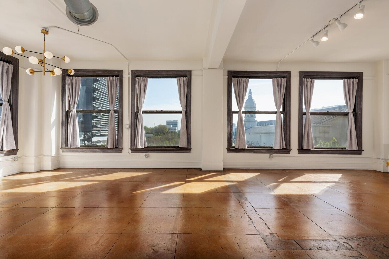 Foto principal - 108 W 2nd St