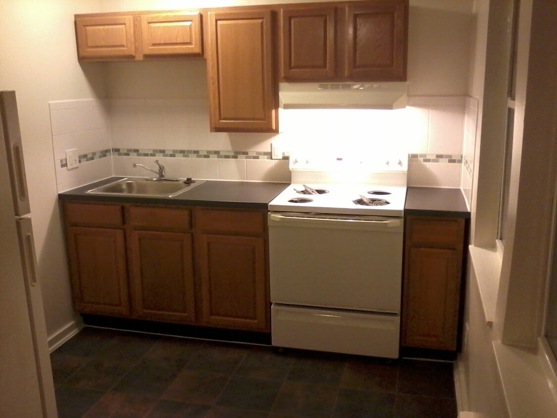 Kitchen - 275 Emming St