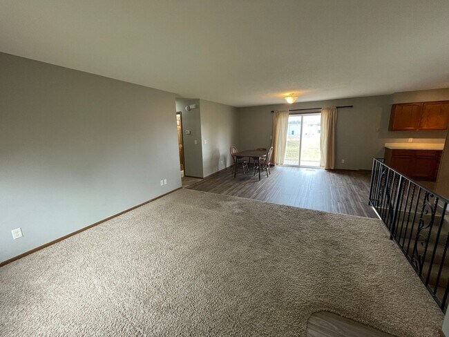 Building Photo - 3 Bedroom 1 Bathroom Duplex in Eau Claire,...