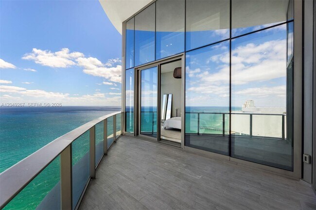 Foto del edificio - 15701 Collins Ave