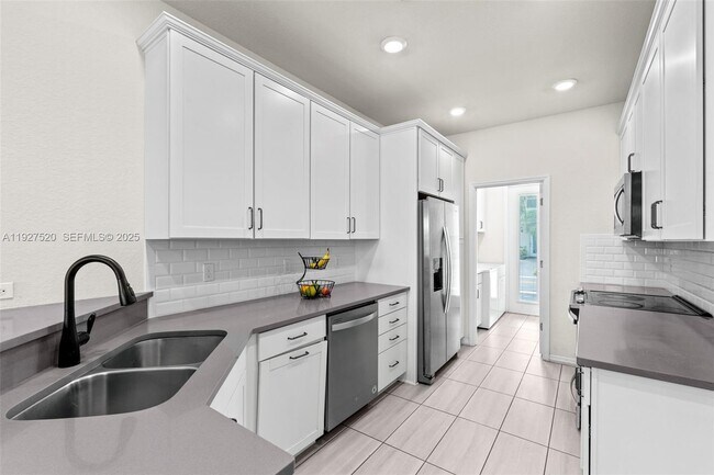 Foto del edificio - 1190 Eucalyptus Dr