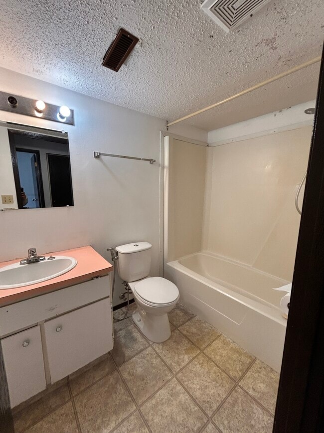 Building Photo - Olds Court 4813 54 St Olds