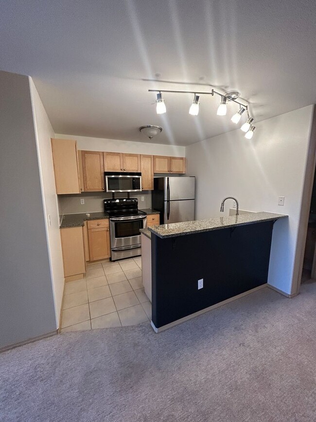 Building Photo - Fantastic 2 Bed 2 Bath Greenwood Condo- Av...