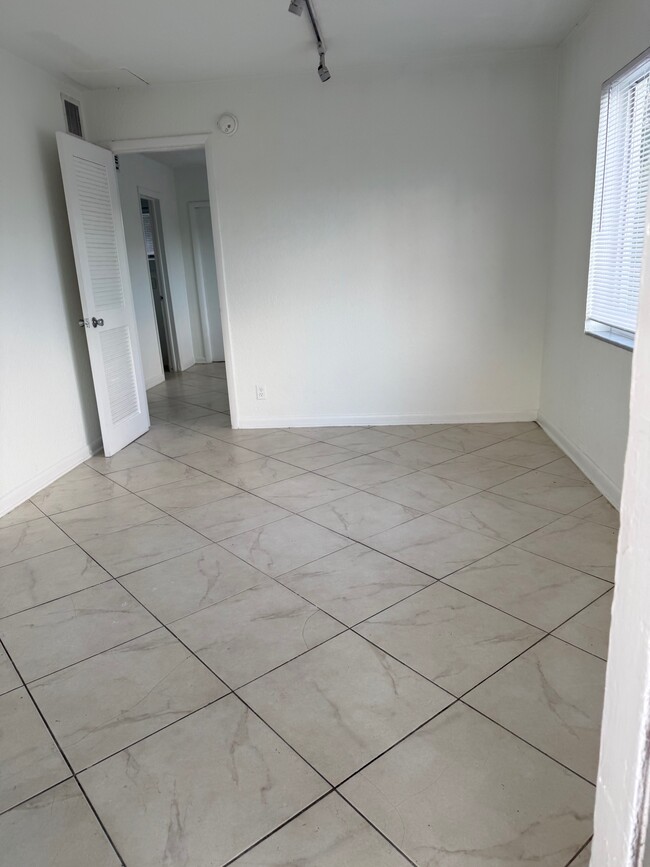 Foto del edificio - 1244 NE 5th Ter