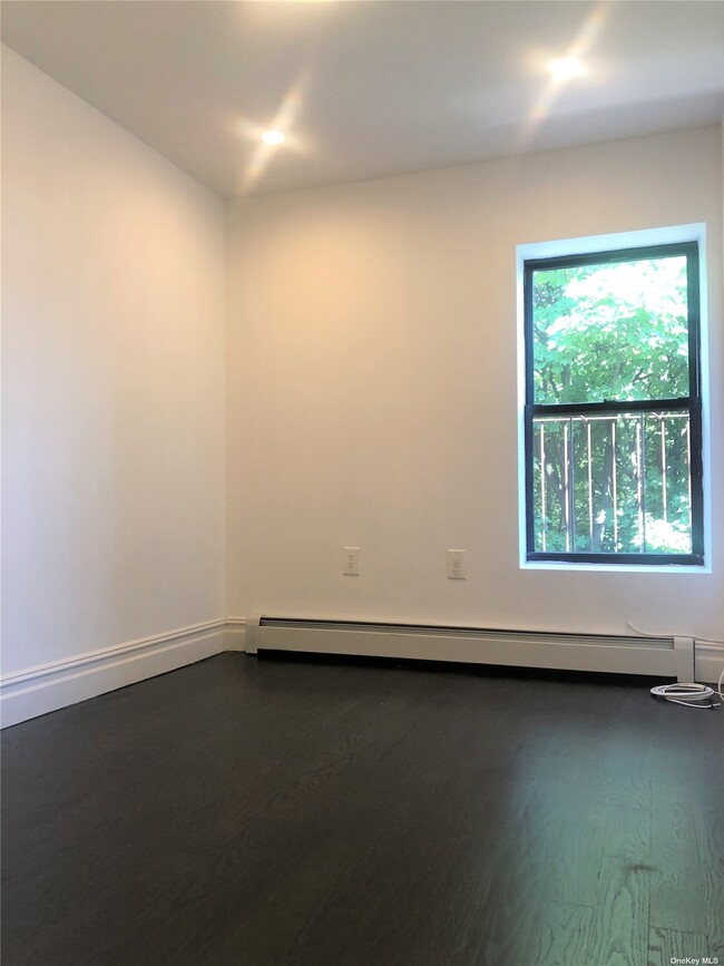 Foto del edificio - 369 Tompkins Ave