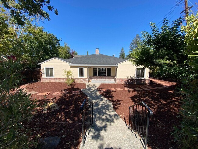 Foto del edificio - Spacious West Menlo Park Home for Rent