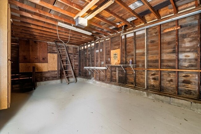 Building Photo - 710 E Chestnut St