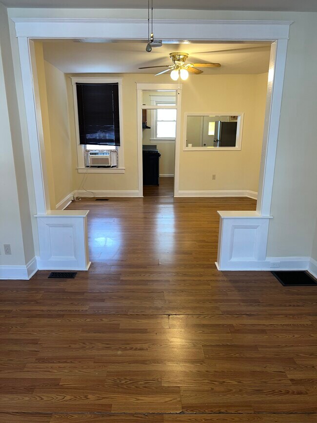 Foto del edificio - 1209 N Decker Ave