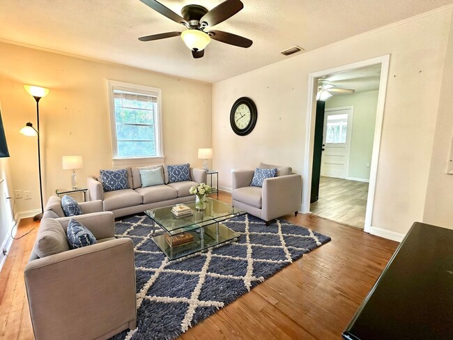 Building Photo - Perfectly-placed 2Bedrooms/1Bath home with sunroom in the heart of Deland!