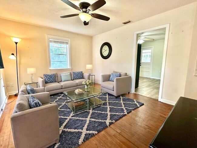Foto del edificio - Perfectly-placed 2Bedrooms/1Bath home with sunroom in the heart of Deland!