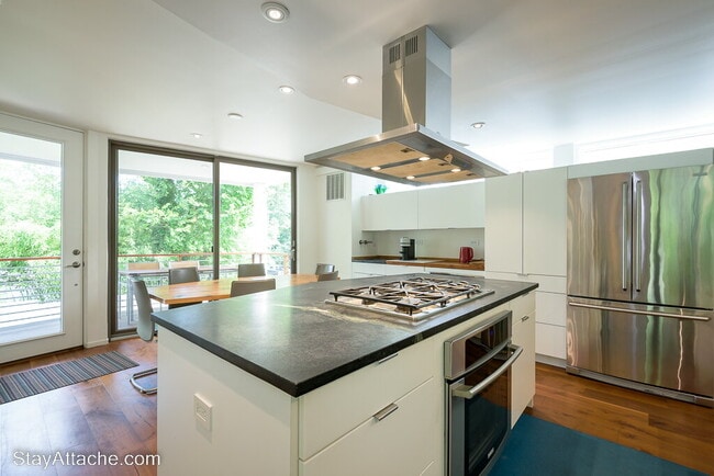 Photo - Fully Furnished Contemporary Residence in the Heart of Arlington Apartment