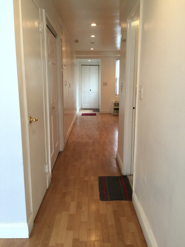 Foto del edificio - 3228 73rd St