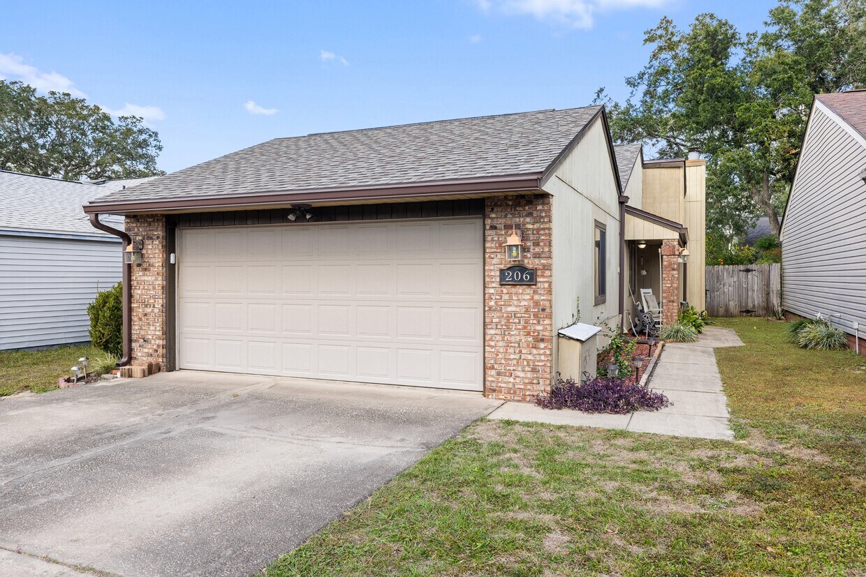 Foto principal - 206 Cedar Ridge Way