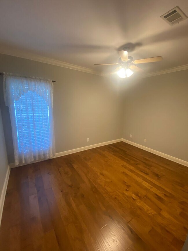 Foto del edificio - ****JUST REDUCED****720 Chombard Dr Brando...