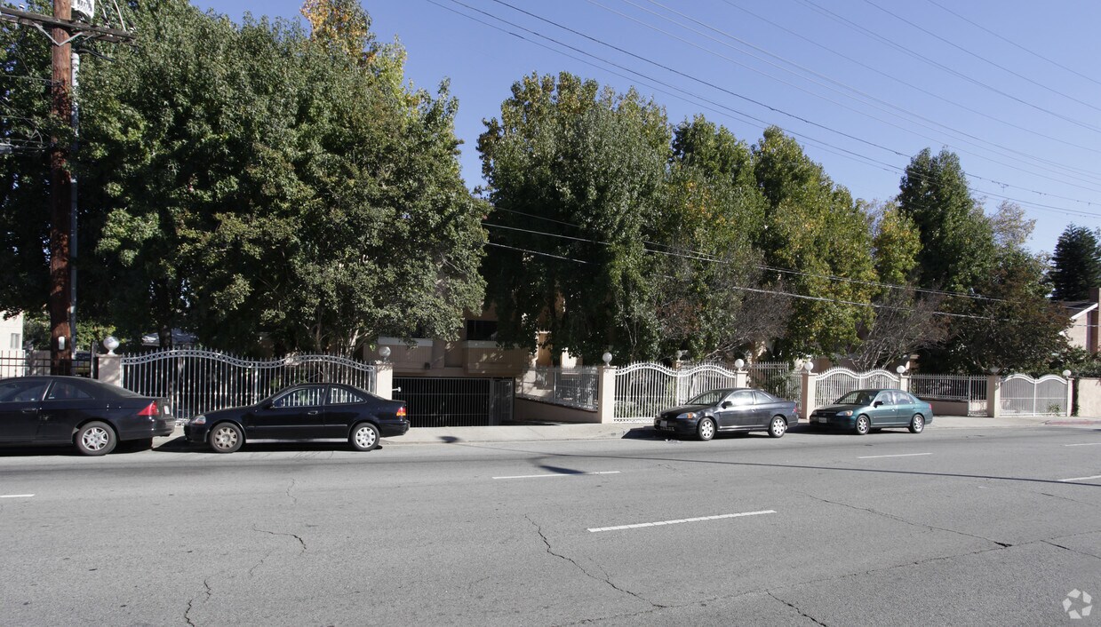 Foto principal - 4310 Vineland Ave