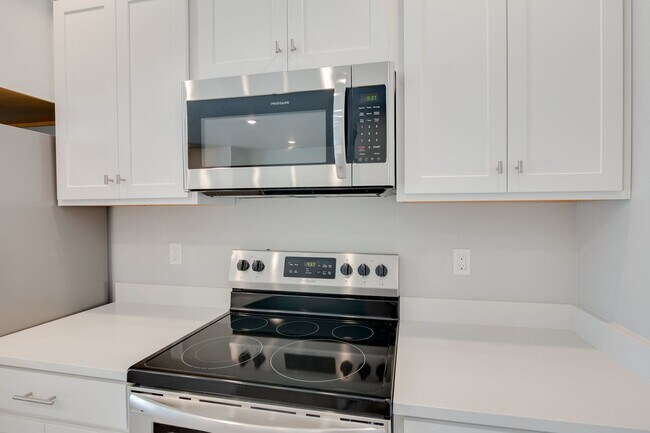 Building Photo - Gorgeous Townhome available!