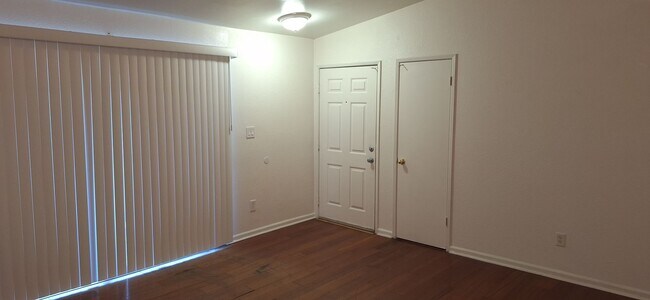 Foto del edificio - Best Price and Split Deposit!