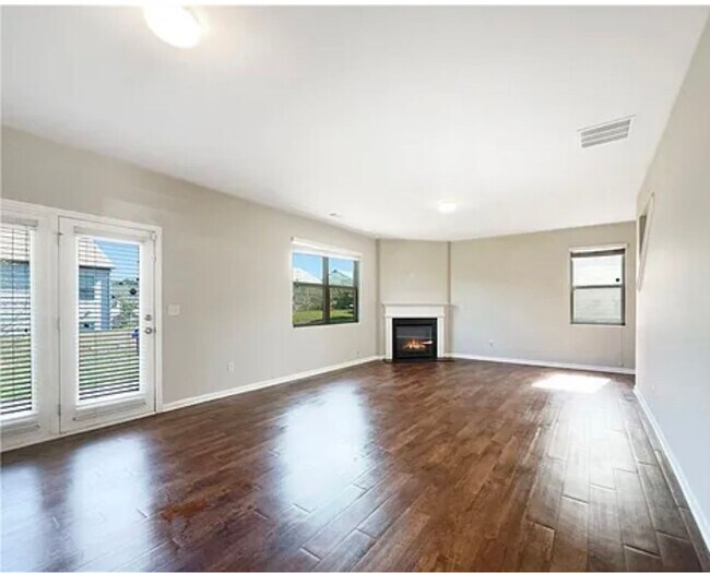 Foto del edificio - 444 Lake Ridge Ln