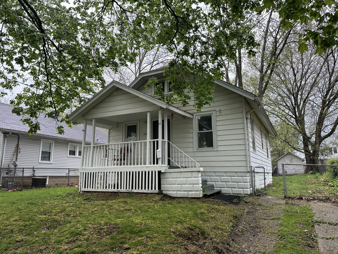 Primary Photo - 2221 N Ellis St