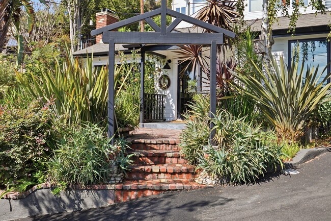 Photo - 8555 Walnut Dr (West Hollywood, CA) House